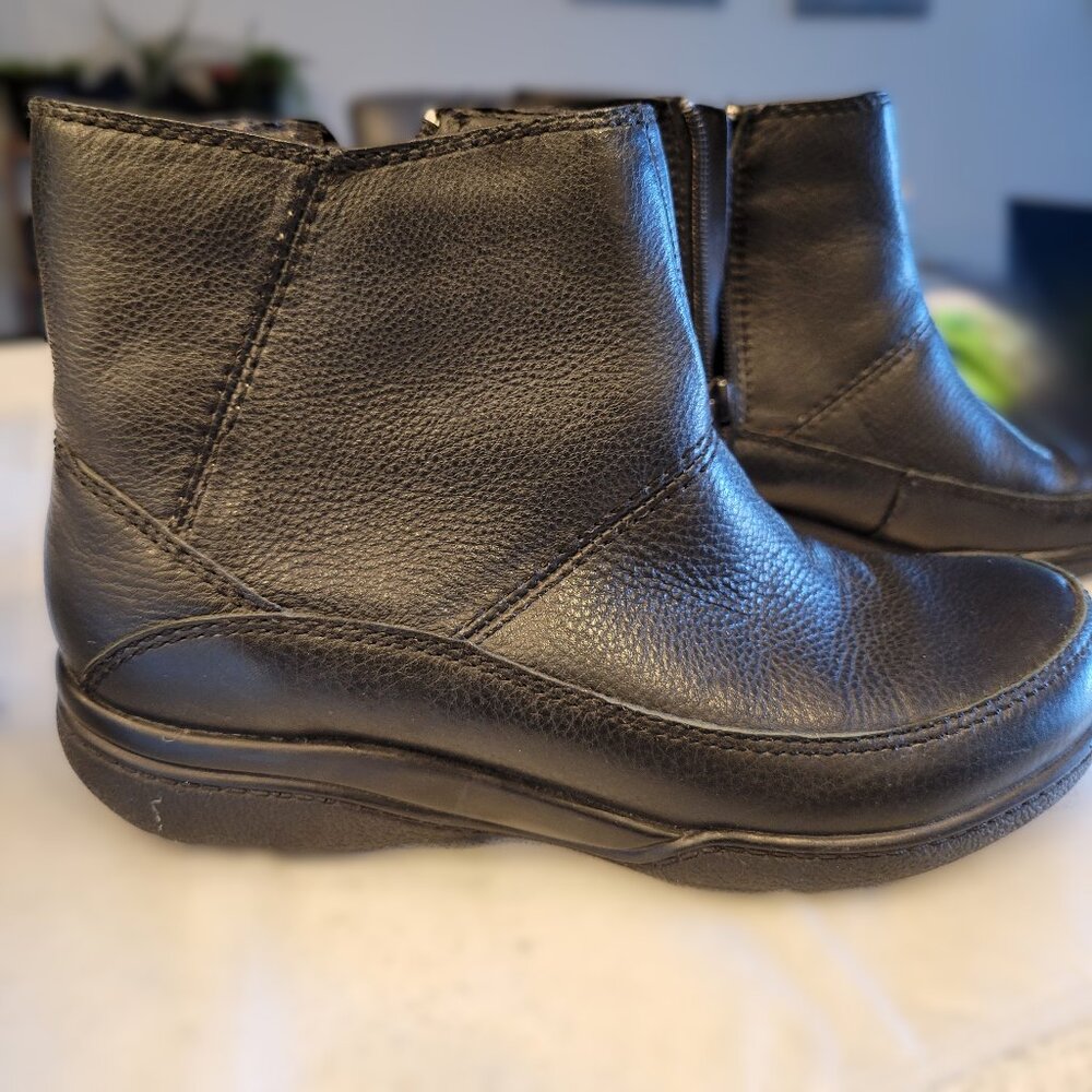 Clarks Black Leather Women's Ankle Boots Size 5.5 - Picture 3 of 6